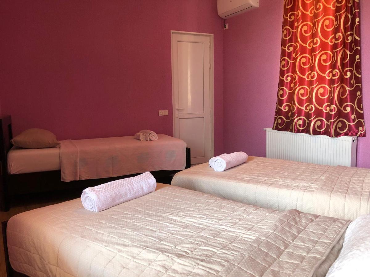 Doors Hotel Koetaisi Buitenkant foto