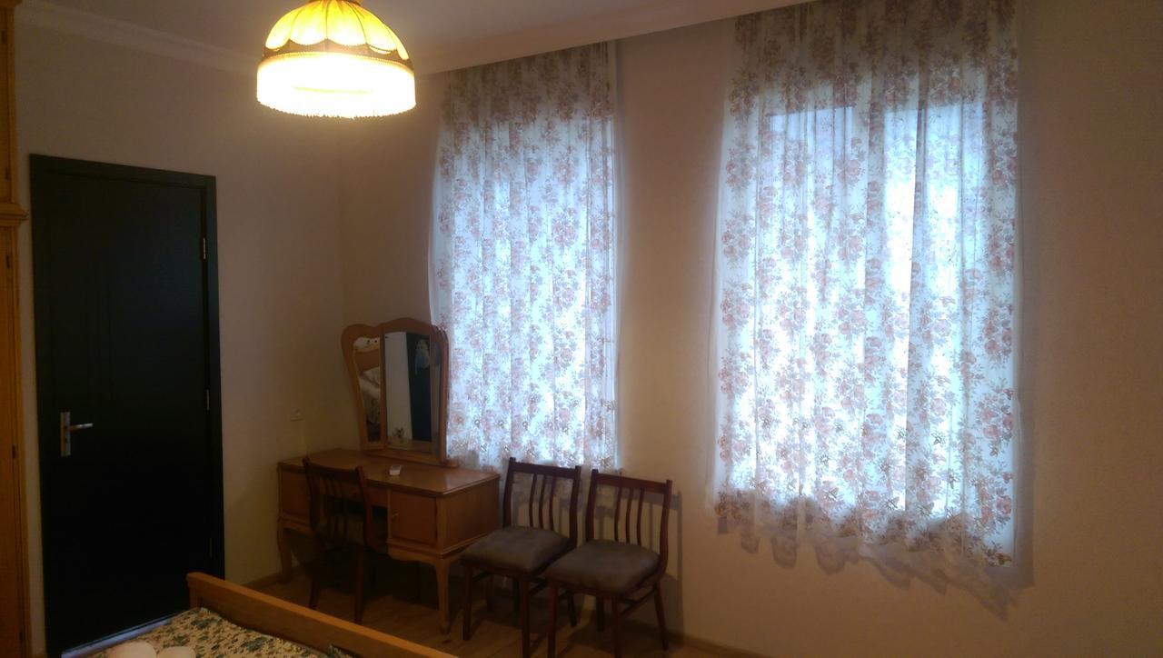 Doors Hotel Koetaisi Buitenkant foto